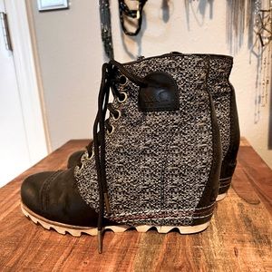Sorel Size 8.5 Wedge Boots. Pictures are accurate.